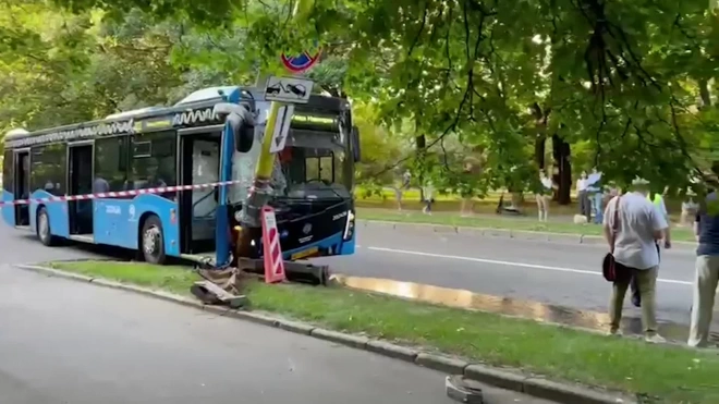 В результате ДТП с автобусом у здания МГУ в Москве пострадали два человека 