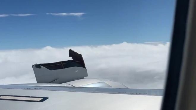 Пассажир снял на видео взорвавшийся во время полета двигатель самолета