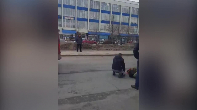Молодая девушка попала под колеса автомобиля на улице Седова