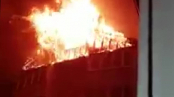 Видео из Приморья: В Артеме во время пожара огонь уничтожил 8 квартир