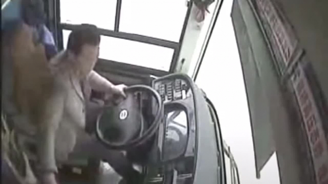 Жесткое видео из Китая: Из-за драки женщины и водителя автобус с пассажирами рухнул с высокого моста