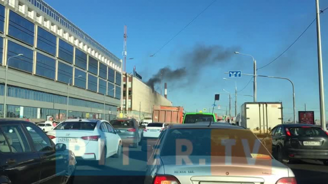 Видео: на Синопской набережной загорелось здание "Ростелекома"