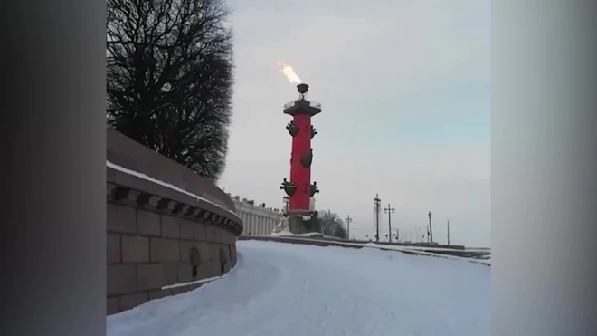 В честь Рождества в Петербурге зажгли огни Ростральных колонн