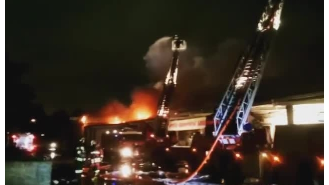 Появилось видео пожара на московском складе, где погибли 7 спасателей