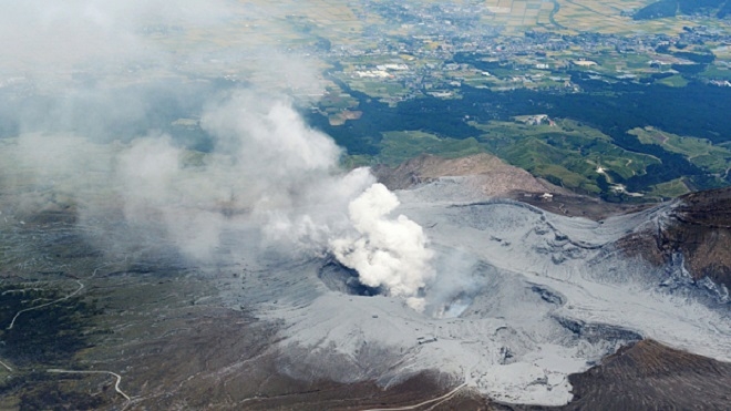 В Японии началось извержение крупнейшего действующего вулкана Асо