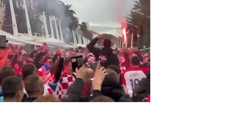Хорватские болельщики устроили зрелищный проход к стадиону