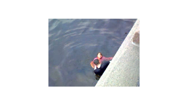 Пожарный прыгнул в реку Фонтанку, спасая женщину