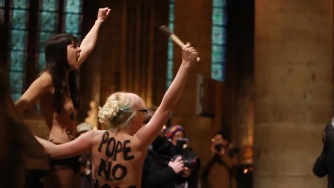 Активистки Femen проводили папу римского акцией в соборе Парижской Богоматери