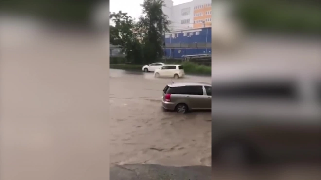 Во Владивостоке из-за циклона подтопило дороги