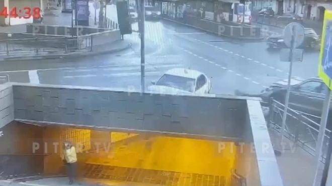 ДТП на Лиговском проспекте с участием такси попало на видео