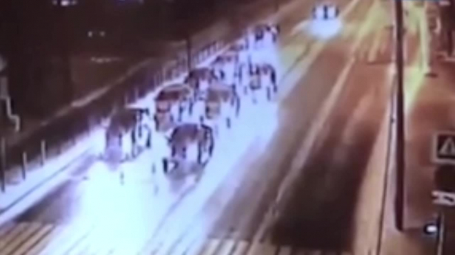 Видео из Москвы: Самосвал протаранил легковушки на светофоре и уехал