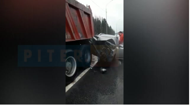 На "Скандинавии" легковушка залетела под грузовик 