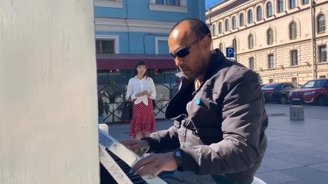 На Малой Садовой установили уличное пианино для всех желающих