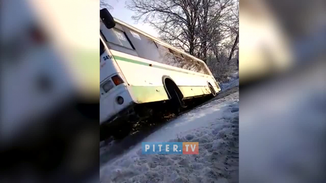 На Московском шоссе пассажирский автобус улетел в кювет