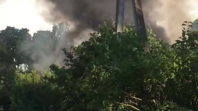 Видео: во Всеволожске загорелся частный дом
