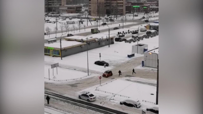 Петербуржцы сняли на видео погоню полицейских за каршеринговым "Смартом"