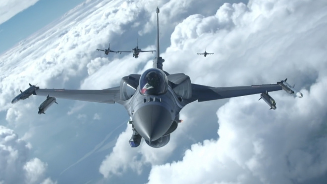Американский истребитель F-16 в небе над Японией выронил учебную ракету