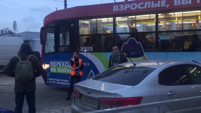 На площади Репина криво припаркованный автомобиль заблокировал движение трамваев