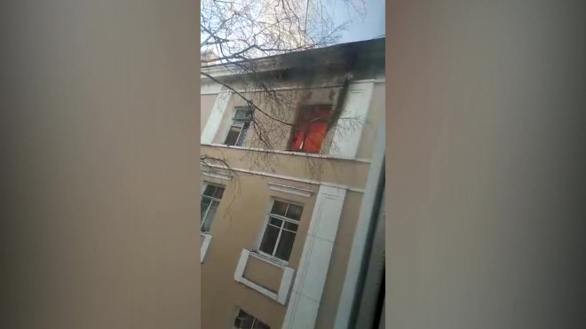Видео: на Энергетиков горит часть расселенного дома и крыша