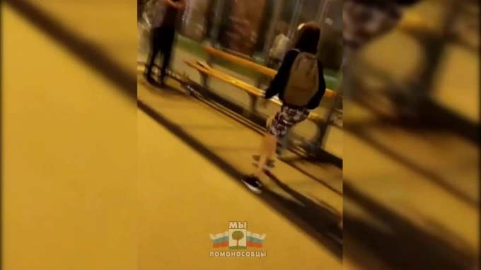 Видео: в Ломоносове подростки жестко избили семейную пару у вокзала