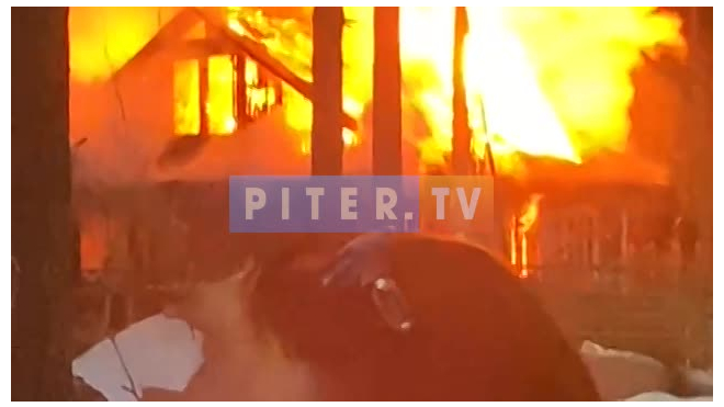 В Зеленогорске загорелся деревянный дом