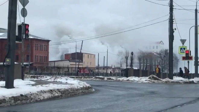 Набережную Обводного канала затянуло пеленой. Виноват пожар в ангаре