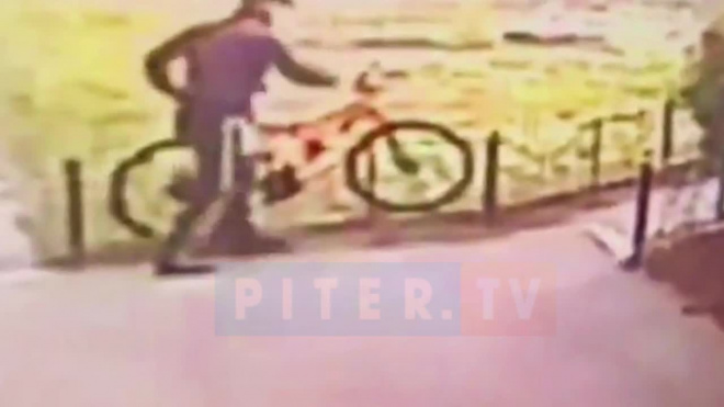 На видео попала кража велосипеда на проспекте Ударников
