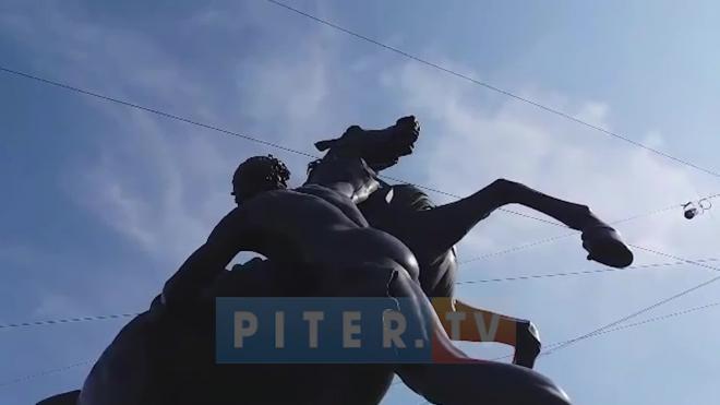 Поводья у скульптуры коней на Аничковом мосту разорвали "предыдущие" вандалы