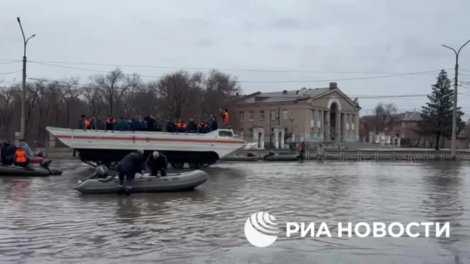 На подтопленной площади в Орске работает гусеничная техника МЧС