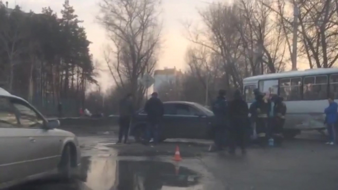 Видео из Воронежа: маршрутка протаранила легковушку