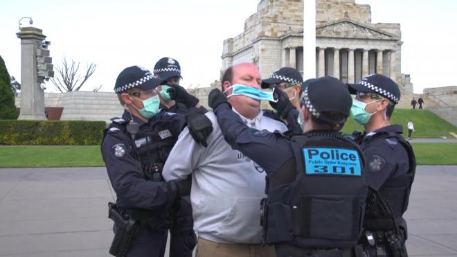Полиция задержала 15 участников акции против карантина в Мельбурне
