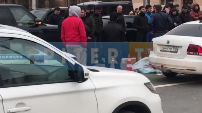 Видео: у тела погибшего на Ивановской улице собралась толпа