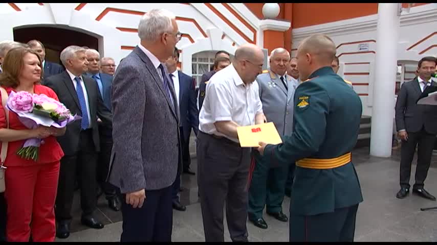В Петропавловской крепости наградили лучших выпускников вузов. Всероссийский марафон "Пешая сотня". Мысли Лихачёва в интерпретации школьников. В ожидании "Дня Достоевского" 
