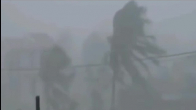 Видео: бушующий тайфун "Нок-Тен" обрушился на Филиппины, на рождество.