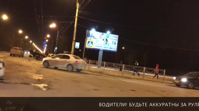 Видео: В Петербурге после аварии на крышу опрокинулась машина такси