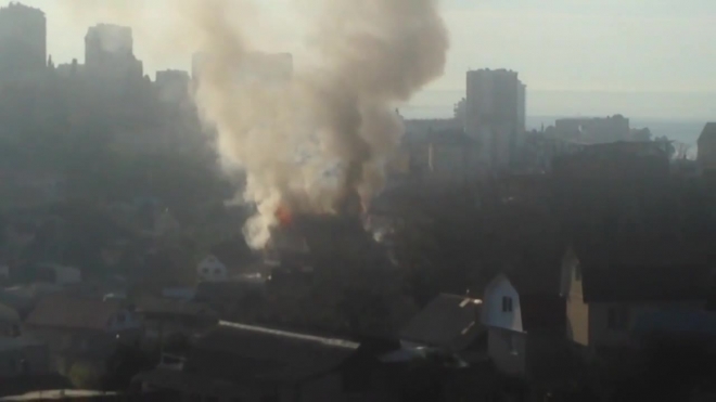 Очевидцы сняли на видео пожар в частной гостинице в Сочи