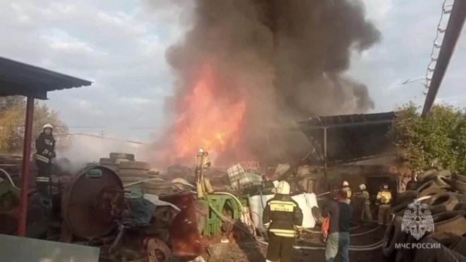 В Свердловской области тушат пожар на промзоне