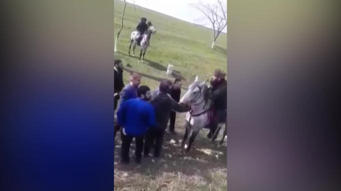 Полиция Дагестана остановила конный поход под чеченскими флагами