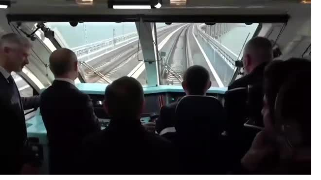 Видео: Владимир Путин проехал на поезде по Крымскому мосту
