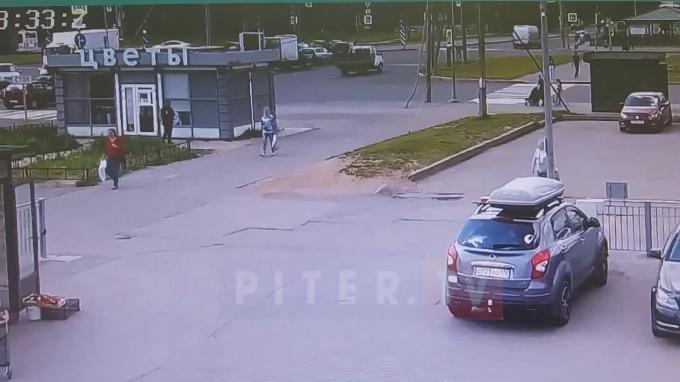 Момент ДТП с перевернувшимся авто на улице Репищева попал на видео