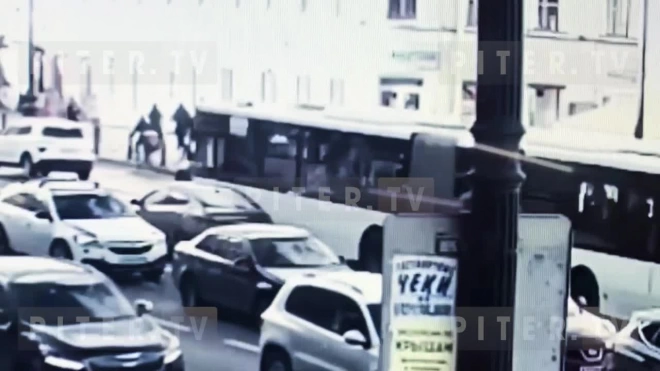 Появилось видео столкновения автобуса с легковым автомобилем на Невском проспекте
