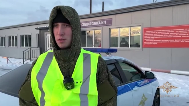 В Якутске сотрудник ДПС запрыгнул на кузов автомобиля для остановки нарушителя