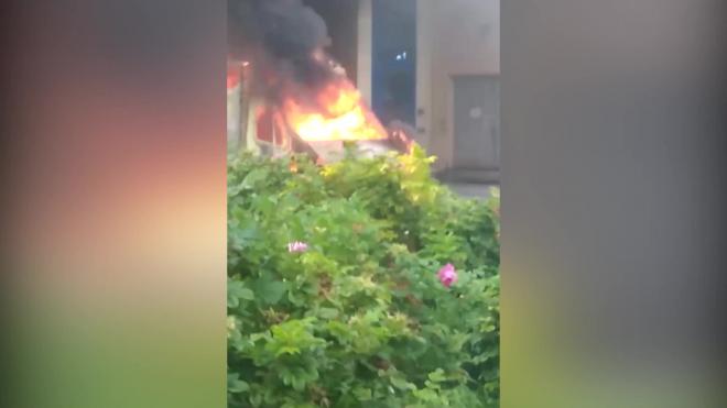 Видео: на Дачном проспекте у магазина сгорела "Газель"