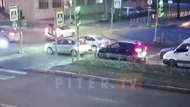 Видео: троллейбус протаранил авто на Кантемировской улице