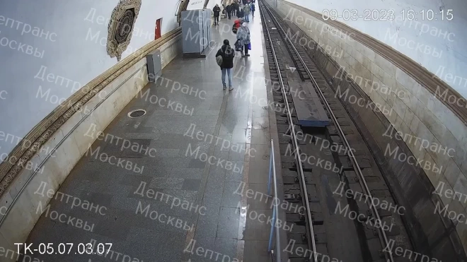 Пассажир метро в Москве, которого столкнули на рельсы, оказался подростком