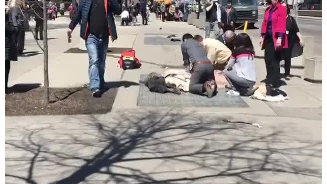 Видео: в Канаде в результате наезда микроавтобуса на пешеходов, пострадало 10 человек: водитель задержан