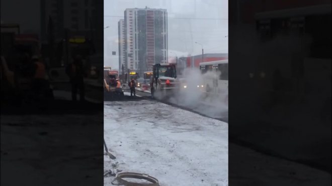 Видео: на Ириновском проспекте поверх снега кладут асфальт