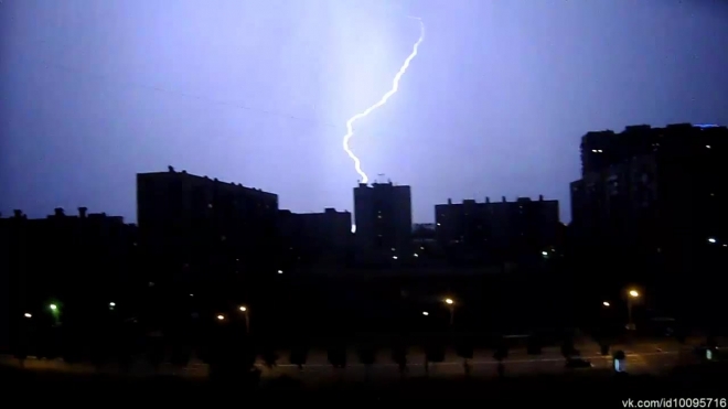 Молния ударила в ЛЭП и оставила петербуржцев без электричества