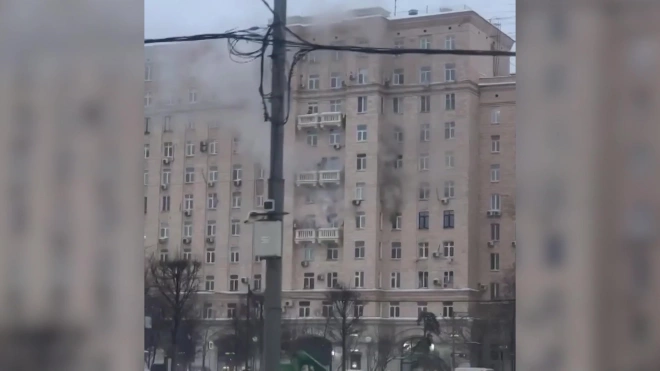 На Кутузовском проспекте на Площади Победы загорелся жилой дом: 