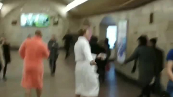 Доброе утро: В Петербургском метро молодые люди устроили банные танцы